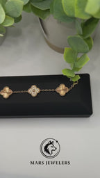 Video showcase of clover bracelet
